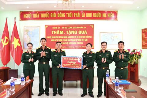 ẤM ÁP NGHĨA TÌNH ĐỒNG ĐỘI TẠI BỆNH VIỆN QUÂN Y 211