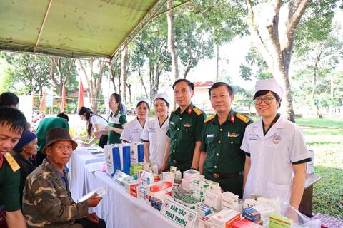 Mỗi túi thuốc trao đi - Thêm một nhịp cầu nối dài tình Quân dân