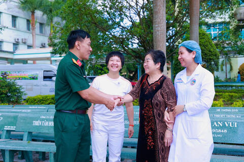 20 chiếc ghế đá nghĩa tình dành tặng Bệnh viện Quân y 211 - Món quà thay lời muốn nói từ trái tim