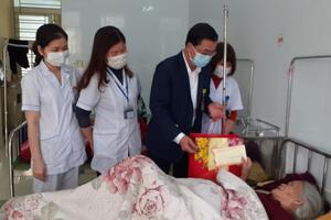 Tặng quà cho bệnh nhân tại Trung tâm Y tế huyện Hoa Lư nhân dịp Tết Nguyên Đán Tân Sửu năm 2021